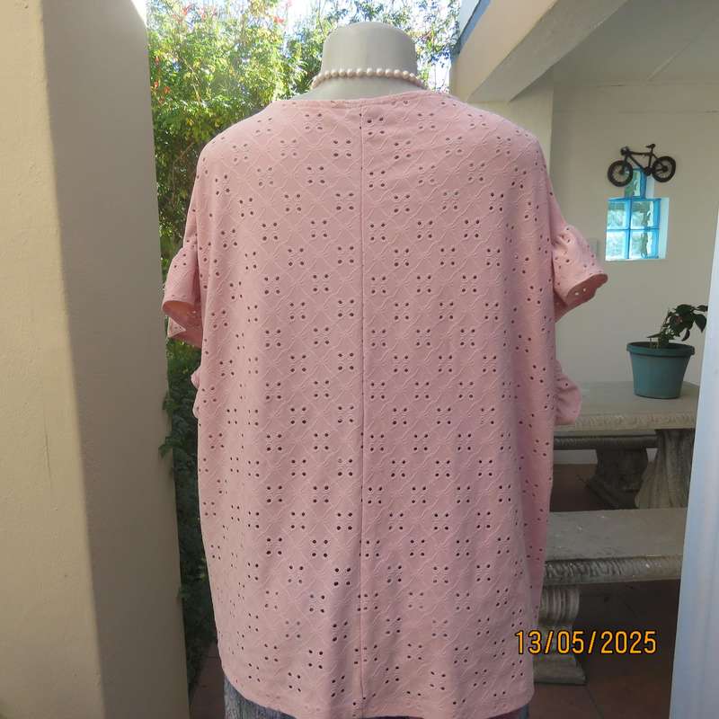 Salmon pink slip over top in eyelet stretch polyester. Size 46. Frilled tiny cut-on sleeves.