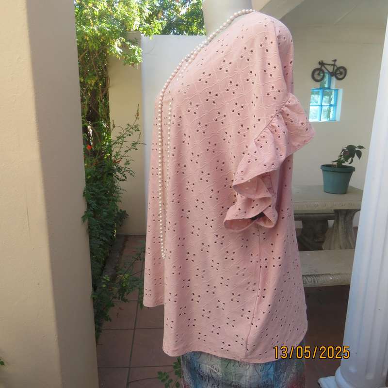 Salmon pink slip over top in eyelet stretch polyester. Size 46. Frilled tiny cut-on sleeves.