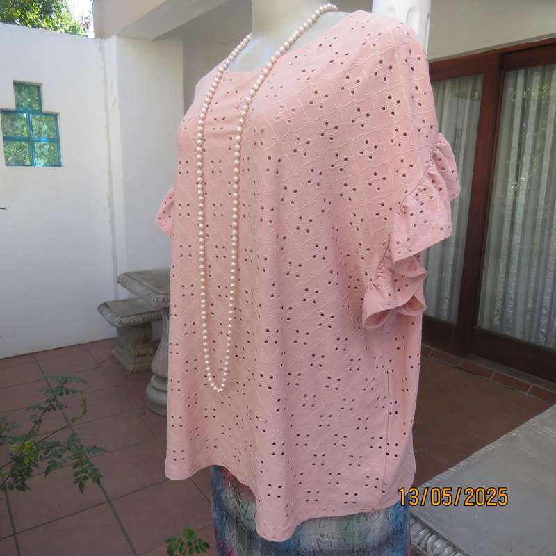 Salmon pink slip over top in eyelet stretch polyester. Size 46. Frilled tiny cut-on sleeves.