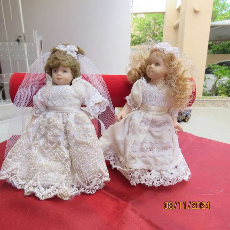 Set of 2 pretty antique bridal white dressed collectable dolls. Height 16cm. Long hair. All limbs.