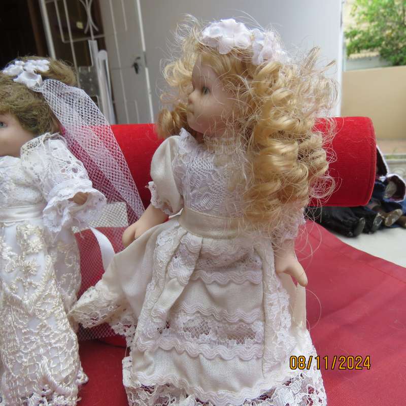 Set of 2 pretty antique bridal white dressed collectable dolls. Height 16cm. Long hair. All limbs.
