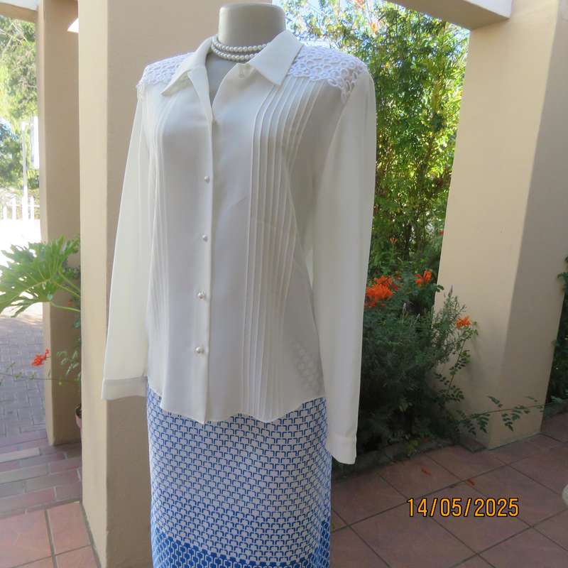 WOOLWORTHS elegant light cream textured polyester top with tucked seams. Size 36.