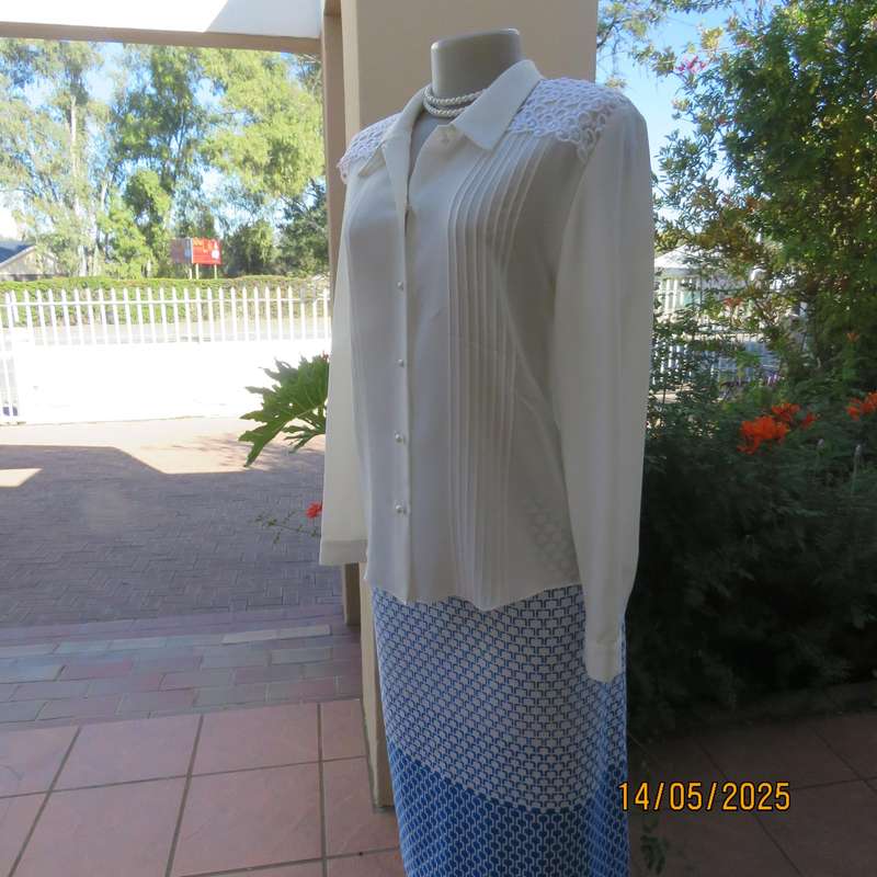 WOOLWORTHS elegant light cream textured polyester top with tucked seams. Size 36.