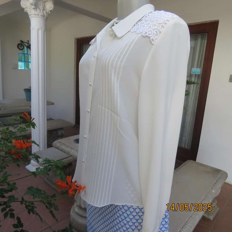 WOOLWORTHS elegant light cream textured polyester top with tucked seams. Size 36.