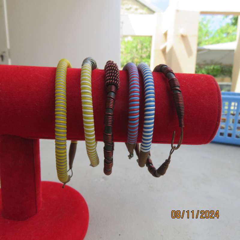 Selection of 6 ethnic bangles in different looks and sizes. Made with wire. Never used.