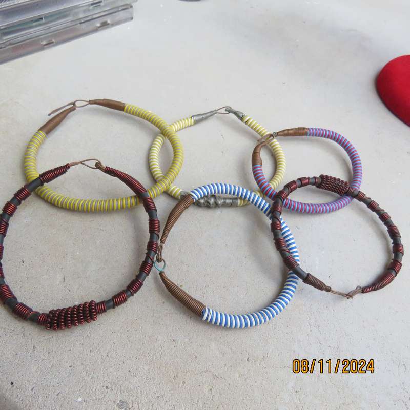 Selection of 6 ethnic bangles in different looks and sizes. Made with wire. Never used.