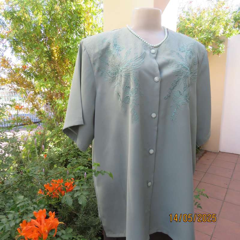 REFLEX seafoam green collarless top with stunning embroidery. Size 48.