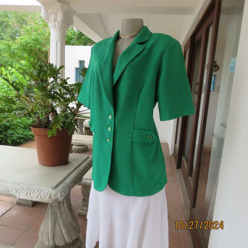 Amazing ML CLASSICS emerald green short sleeve tailored jacket.Size 40. Three button closure. As new