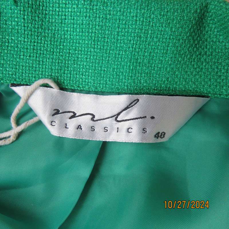 Amazing ML CLASSICS emerald green short sleeve tailored jacket.Size 40. Three button closure. As new