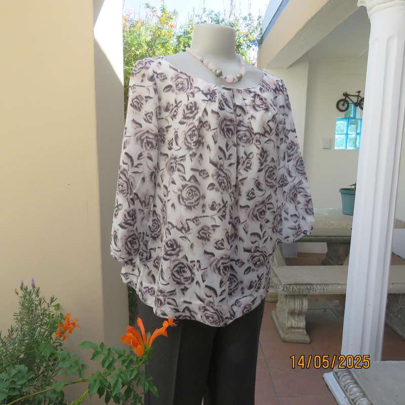 STUDIO W slip over beige with soft pink-grey flowers size 36. Cotton-silk blend.