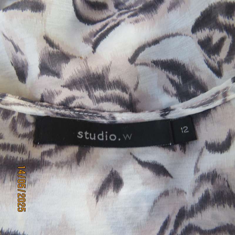 STUDIO W slip over beige with soft pink-grey flowers size 36. Cotton-silk blend.