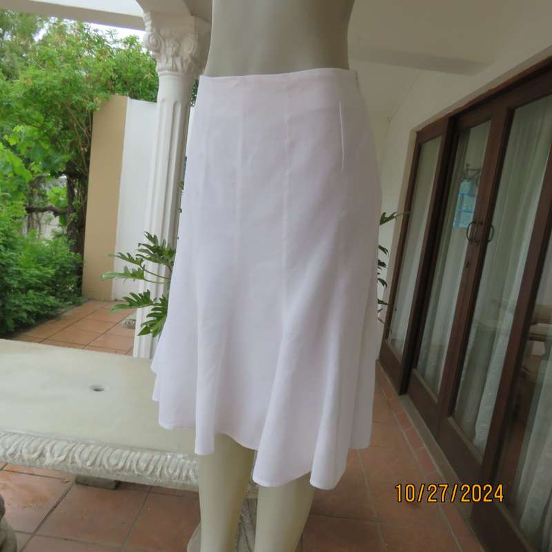 Stunning white linen-white blend kick-out 12 panel skirt size 36. Invisible side zip.Bandless.As new