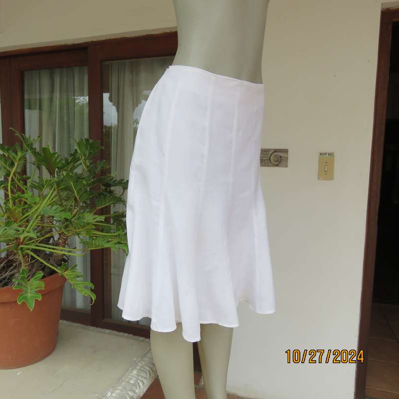 Stunning white linen-white blend kick-out 12 panel skirt size 36. Invisible side zip.Bandless.As new