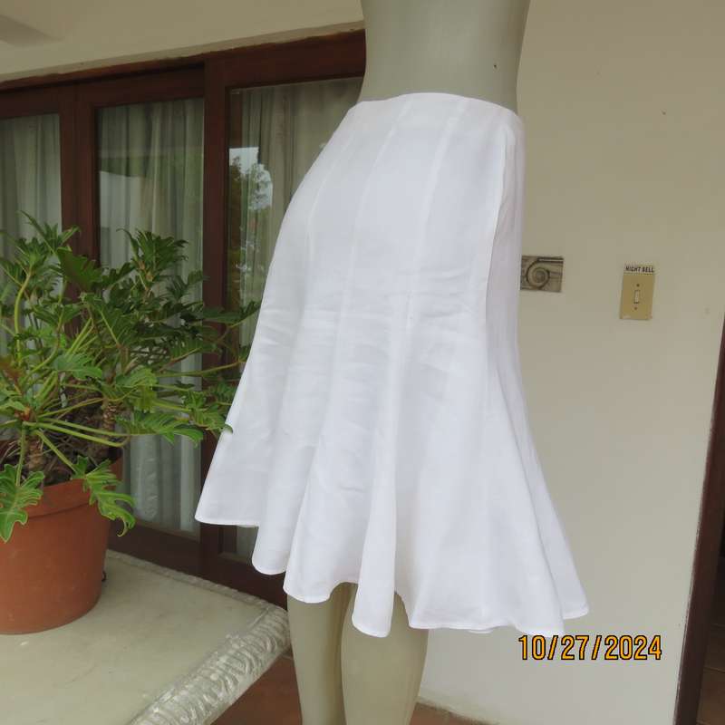 Stunning white linen-white blend kick-out 12 panel skirt size 36. Invisible side zip.Bandless.As new