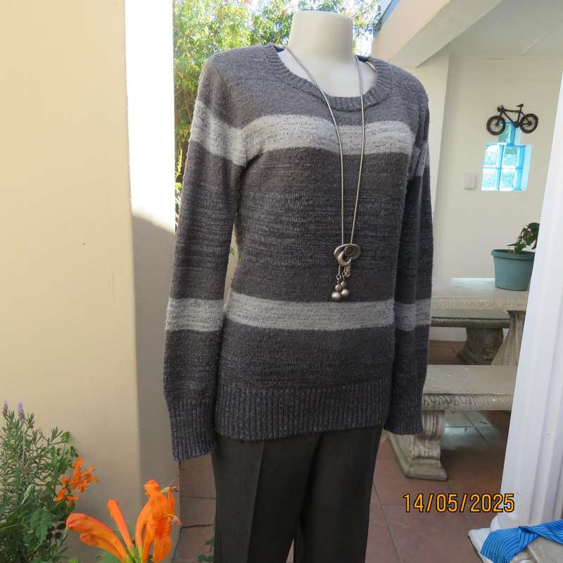 Horizontal patterned soft acrylic knit pull over jumper in greys. Size 36-38