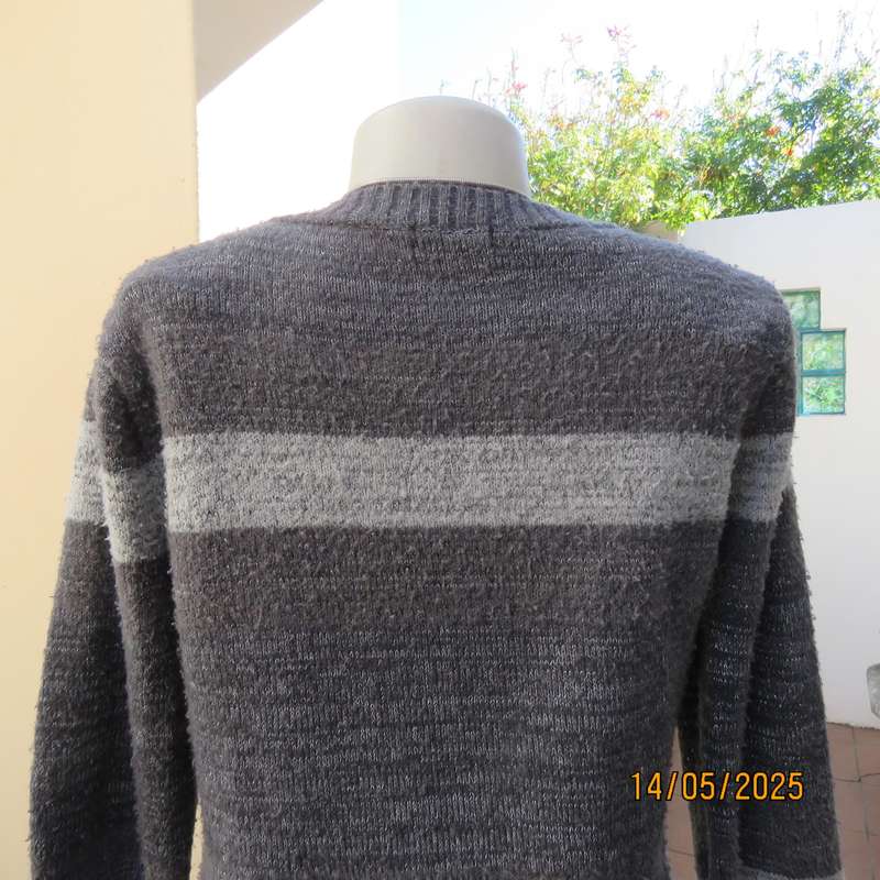 Horizontal patterned soft acrylic knit pull over jumper in greys. Size 36-38