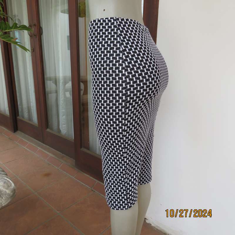 Sexy but smart black and white houndstooth bodycon skirt.Viscose stretch. Size 32. Bandless.As new.