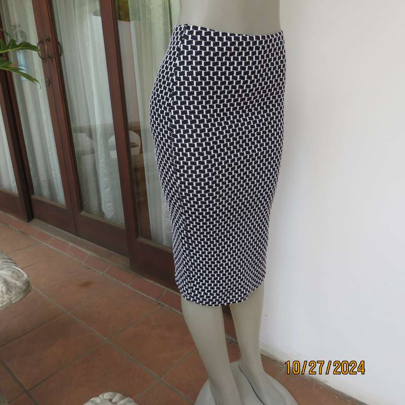 Sexy but smart black and white houndstooth bodycon skirt.Viscose stretch. Size 32. Bandless.As new.