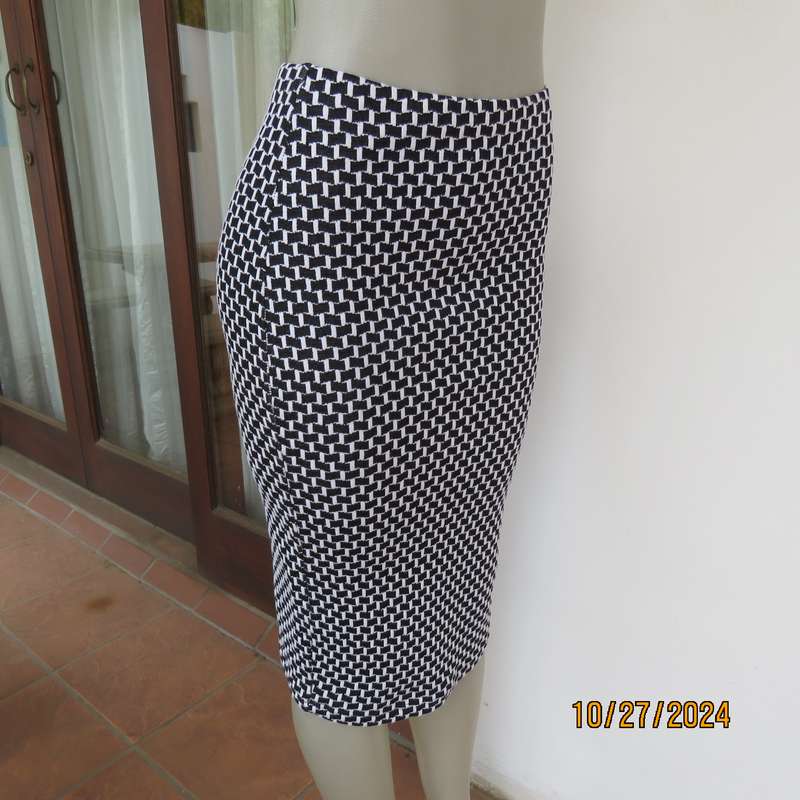 Sexy but smart black and white houndstooth bodycon skirt.Viscose stretch. Size 32. Bandless.As new.