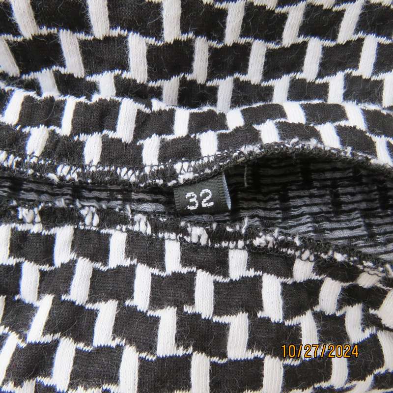 Sexy but smart black and white houndstooth bodycon skirt.Viscose stretch. Size 32. Bandless.As new.