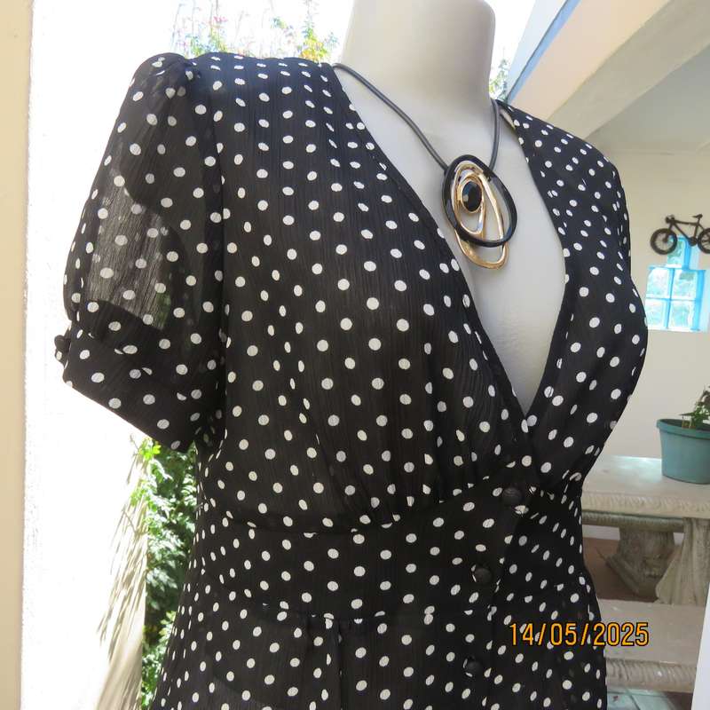 KELSO black-white polkadot sheer creased polyester short sleeve top. Size 36.
