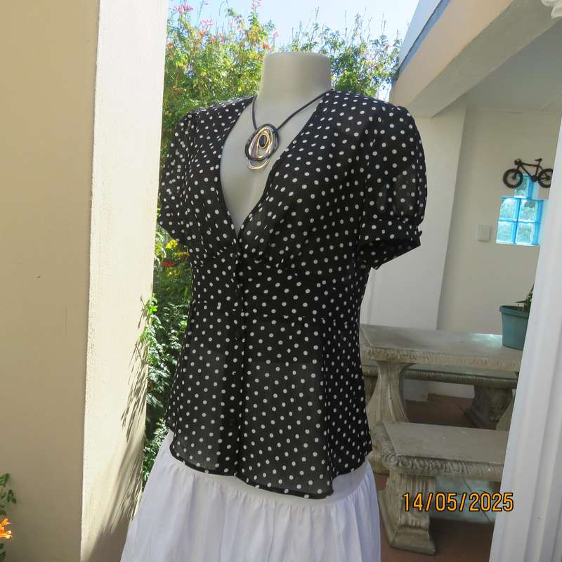 KELSO black-white polkadot sheer creased polyester short sleeve top. Size 36.