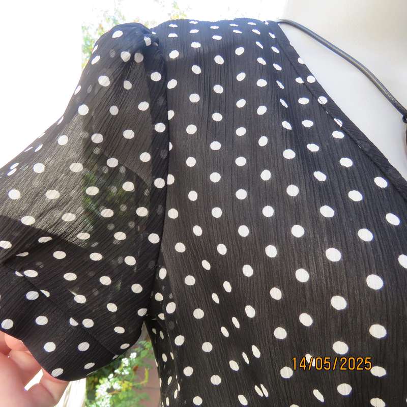 KELSO black-white polkadot sheer creased polyester short sleeve top. Size 36.