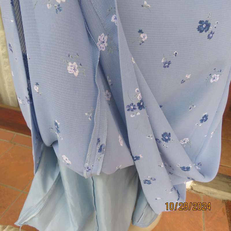ALBERO TARFE sky blue button down dress with darker blue-white flowers. Size 34. Thin shoulderbands.