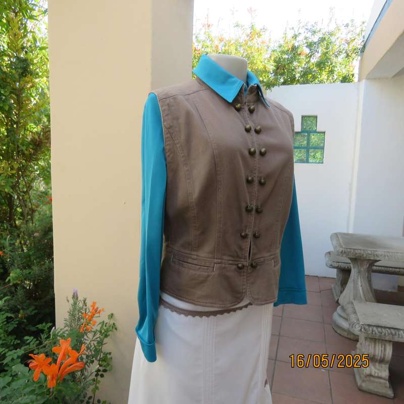 STATURE thick cotton ecru  colour waistcoat size 38 with hook-eye closure.