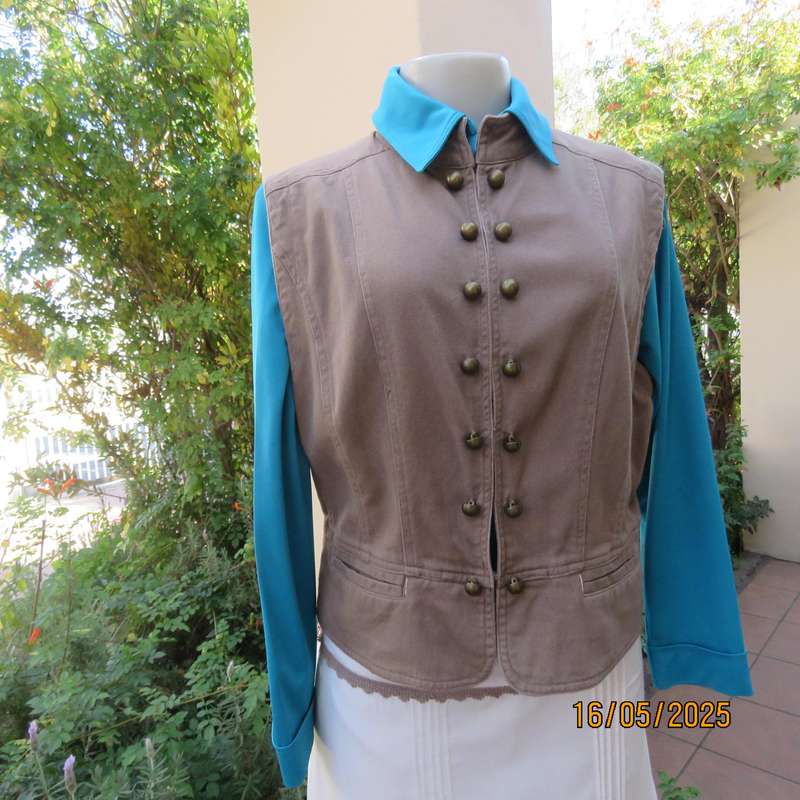 STATURE thick cotton ecru  colour waistcoat size 38 with hook-eye closure.