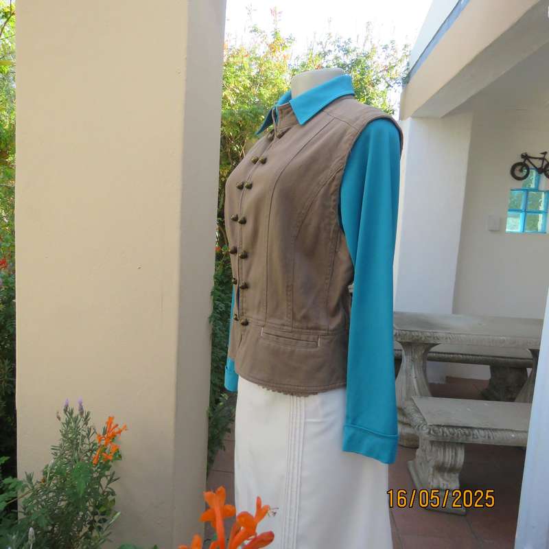 STATURE thick cotton ecru  colour waistcoat size 38 with hook-eye closure.