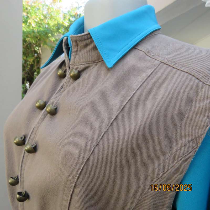 STATURE thick cotton ecru  colour waistcoat size 38 with hook-eye closure.