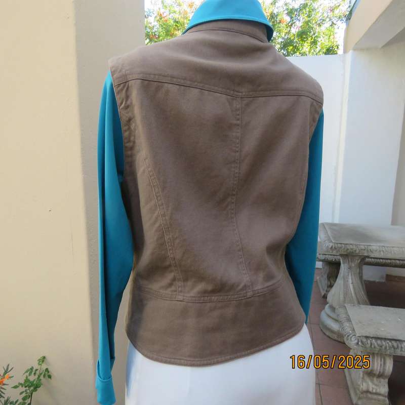 STATURE thick cotton ecru  colour waistcoat size 38 with hook-eye closure.
