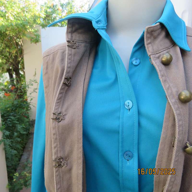 STATURE thick cotton ecru  colour waistcoat size 38 with hook-eye closure.