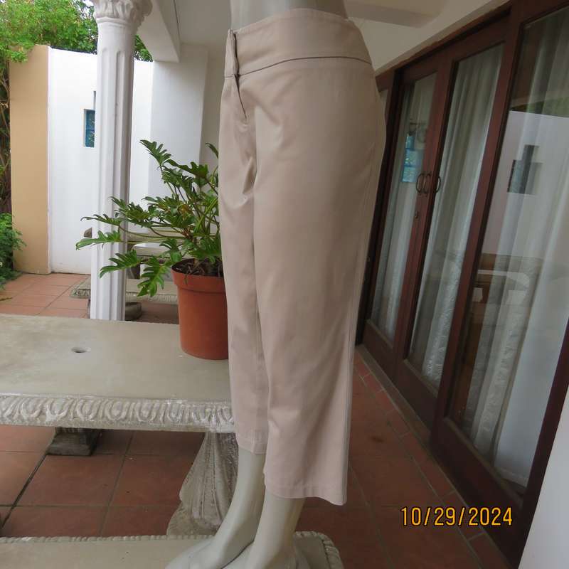 EXACT beige cropped pants in stretch cotton. No pockets. Yoked waistband. Size 40 large. As new