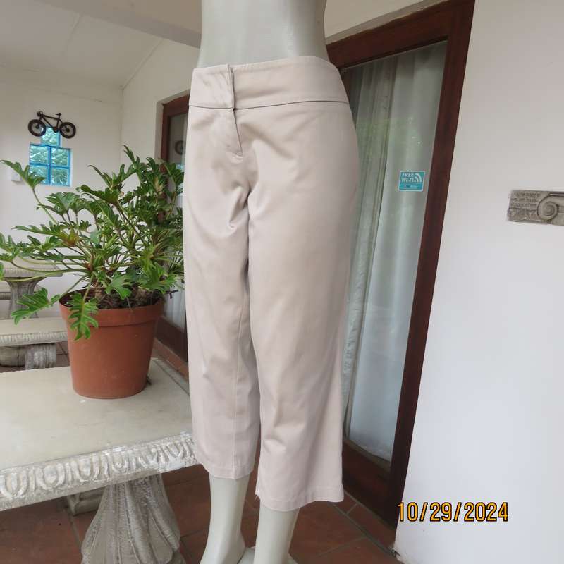 EXACT beige cropped pants in stretch cotton. No pockets. Yoked waistband. Size 40 large. As new