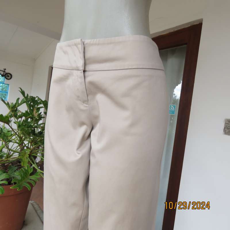 EXACT beige cropped pants in stretch cotton. No pockets. Yoked waistband. Size 40 large. As new