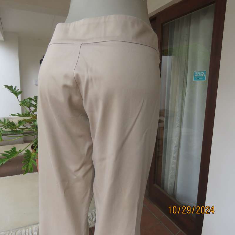 EXACT beige cropped pants in stretch cotton. No pockets. Yoked waistband. Size 40 large. As new