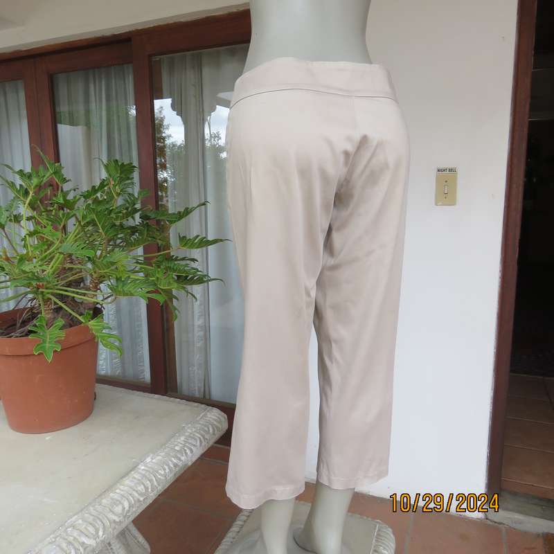 EXACT beige cropped pants in stretch cotton. No pockets. Yoked waistband. Size 40 large. As new