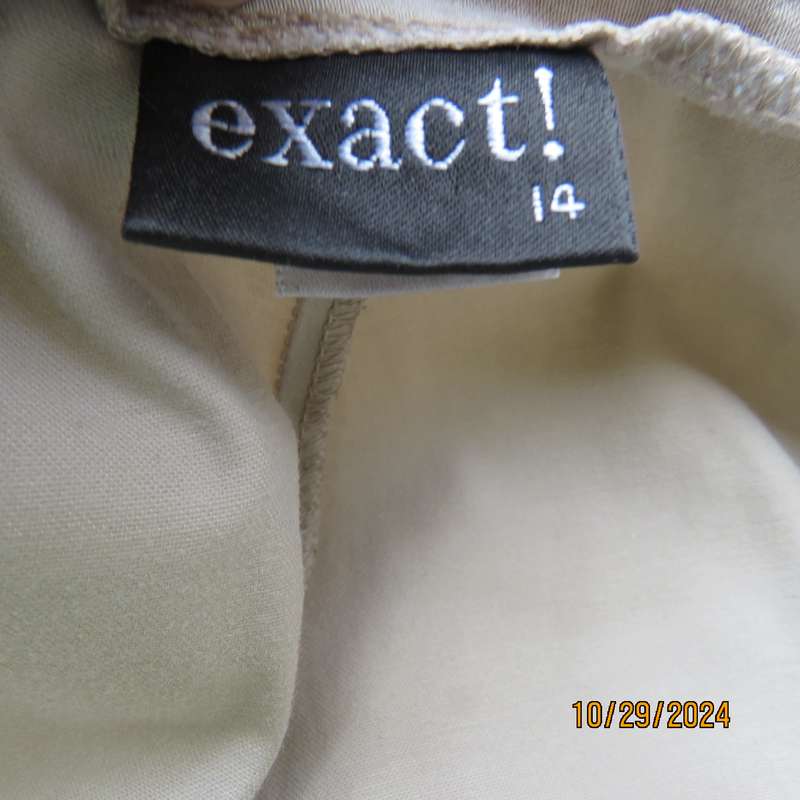 EXACT beige cropped pants in stretch cotton. No pockets. Yoked waistband. Size 40 large. As new