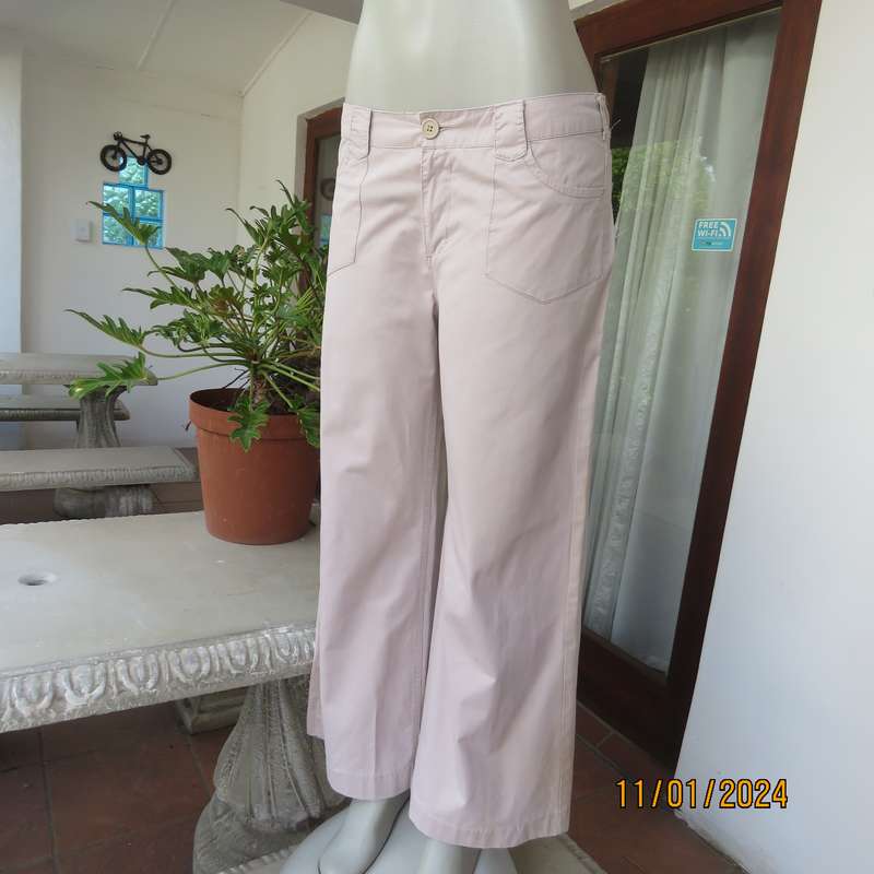 Smart beige 100% cotton ankle length wide leg pants size 36. Pockets front-back. As new cond.