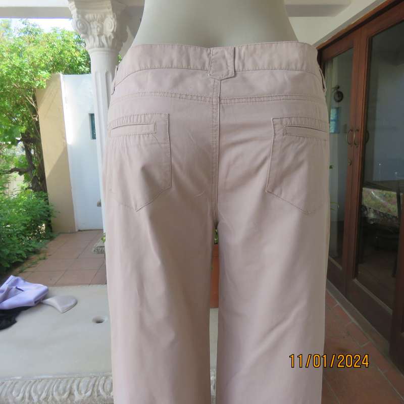 Smart beige 100% cotton ankle length wide leg pants size 36. Pockets front-back. As new cond.