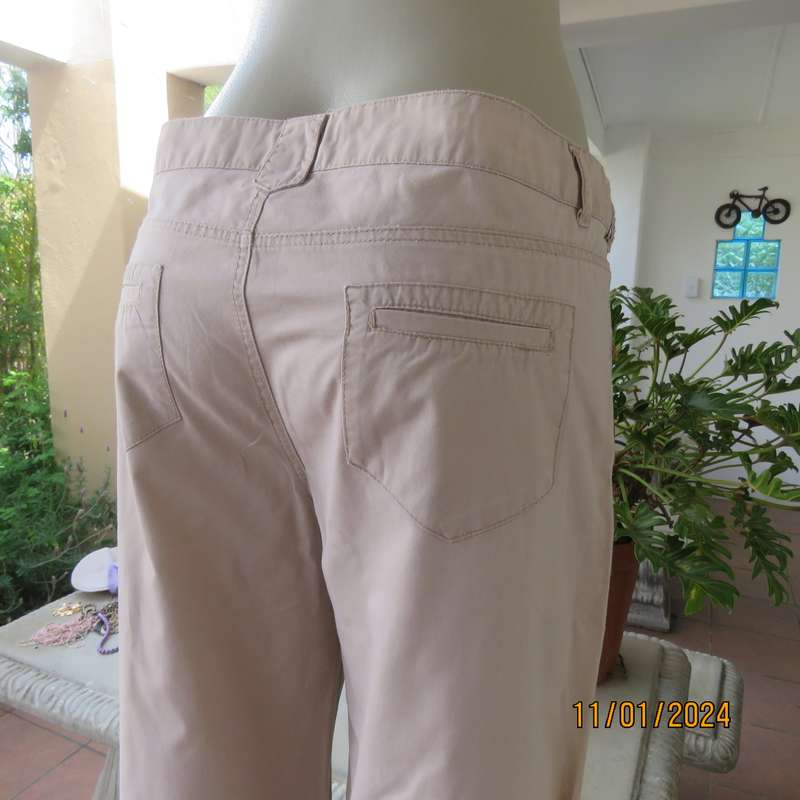 Smart beige 100% cotton ankle length wide leg pants size 36. Pockets front-back. As new cond.