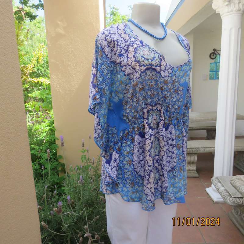 Cool halfmoon slip over viscose top size 40 by NEWS. Cut on wide rounded sleeves.Blue shades.