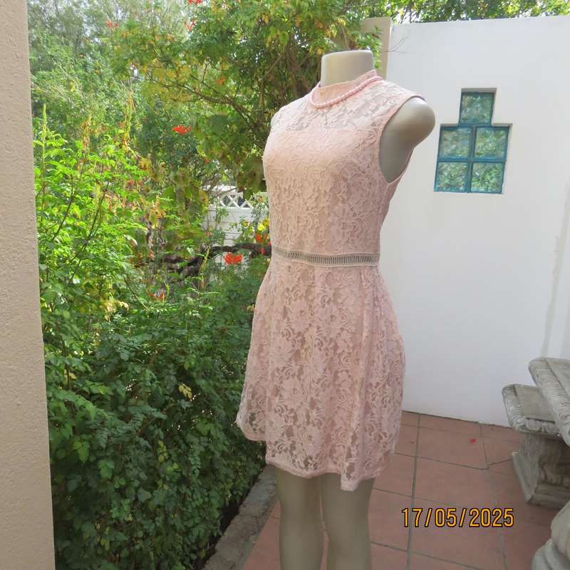 RT pale peach polyester lace mini dress with stretch poly lining. Size 32. Pleated bottom