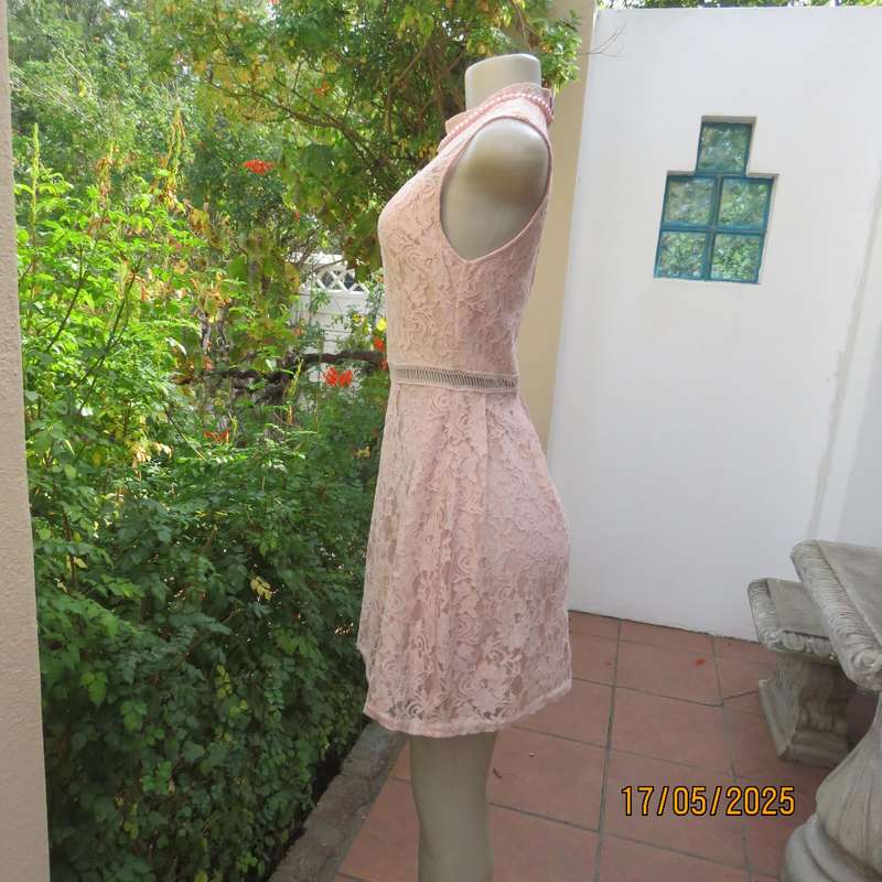 RT pale peach polyester lace mini dress with stretch poly lining. Size 32. Pleated bottom
