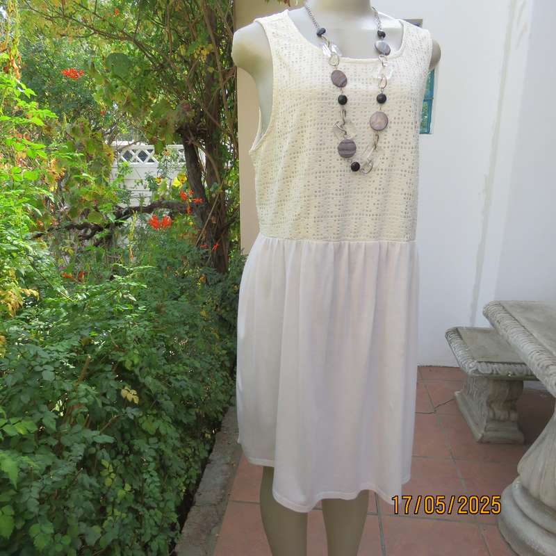 FASHION EXPRESS white maternity dress in size 40. Mesh lined top. Viscose-cotton bottom