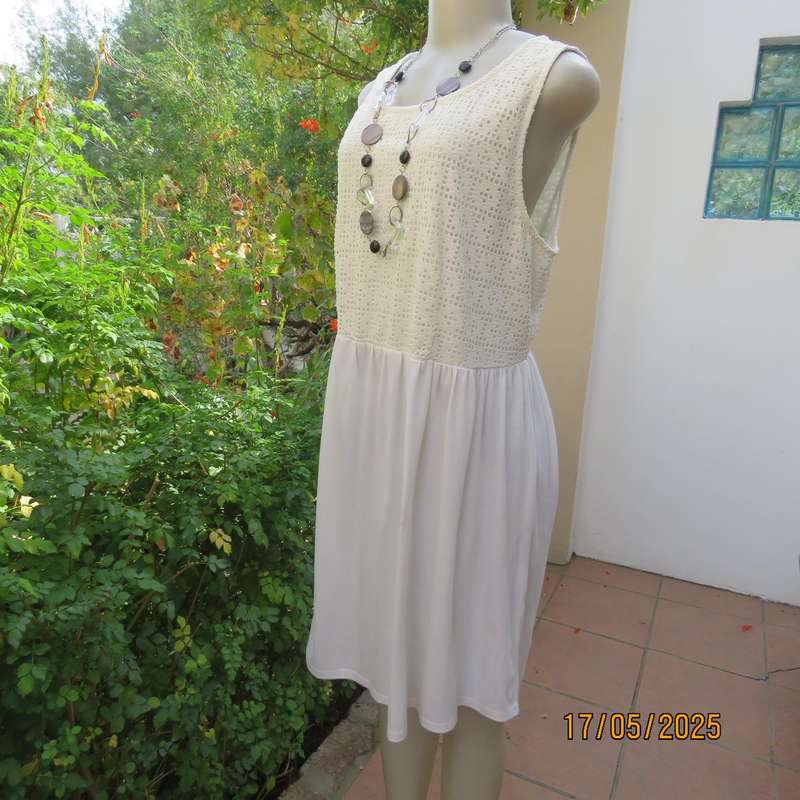 FASHION EXPRESS white maternity dress in size 40. Mesh lined top. Viscose-cotton bottom