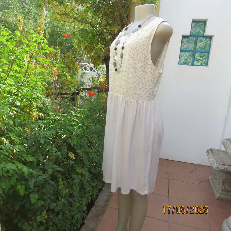 FASHION EXPRESS white maternity dress in size 40. Mesh lined top. Viscose-cotton bottom