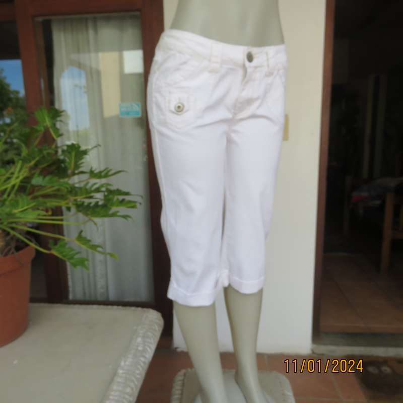 Snow white polycotton stretch cropped pants size 36 in polycotton stretch. Pockets back-front.As new